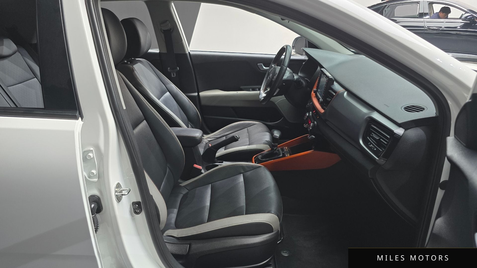 Kia 스토닉 2018 — миниатюра 10