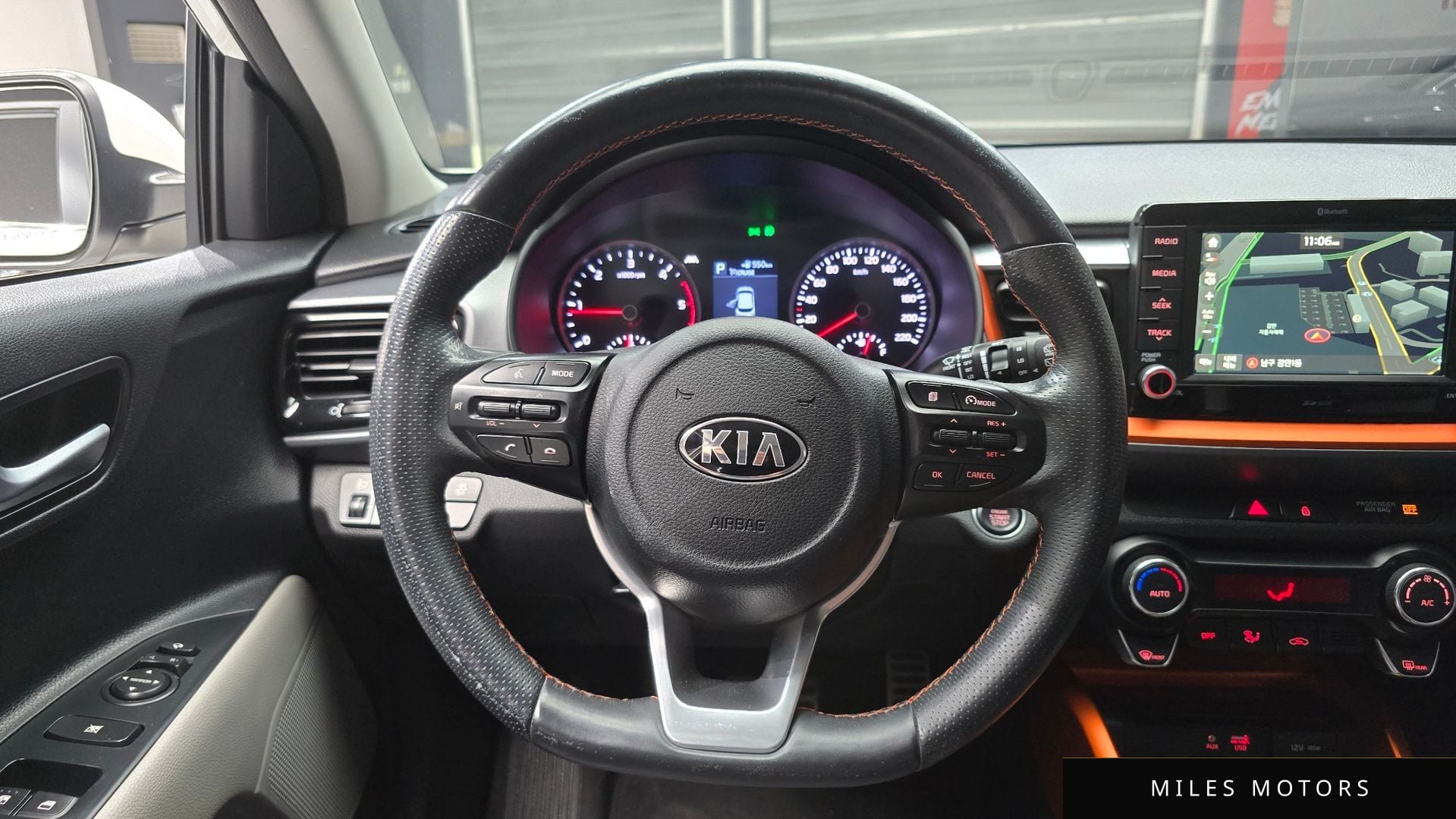 Kia 스토닉 2018 — миниатюра 14