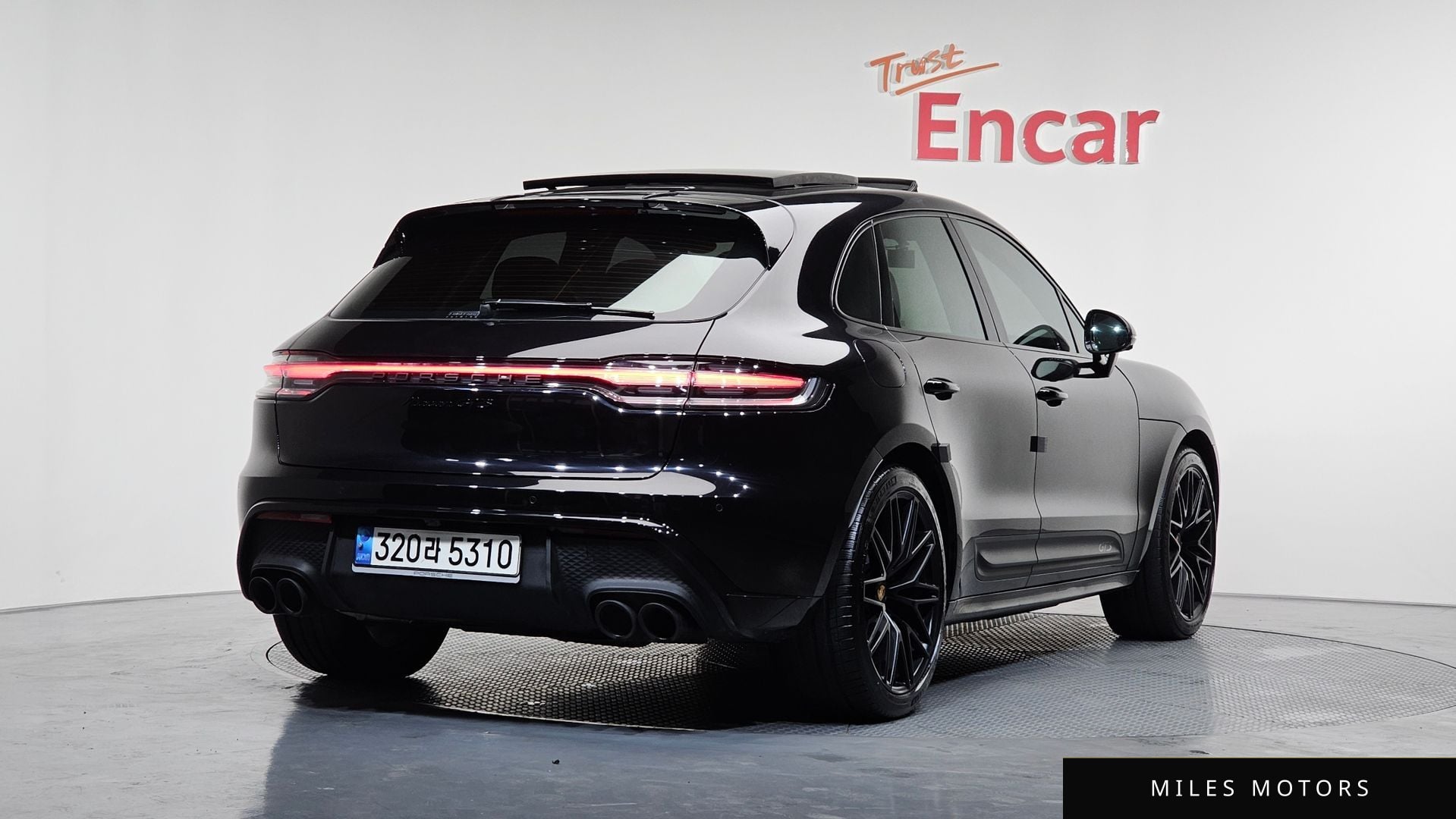 Porsche Macan 2023 — миниатюра 2