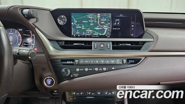 Лексус ES300h 2020 — миниатюра 16