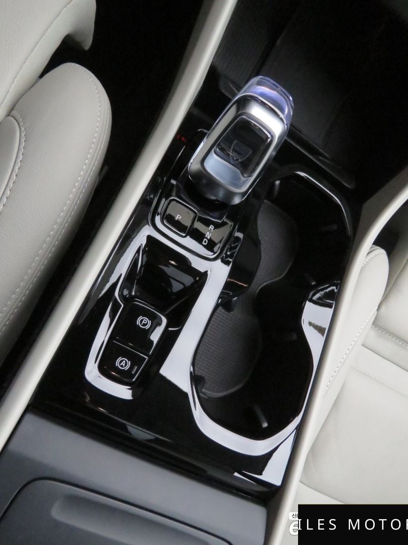 Volvo XC40 2025 — миниатюра 9