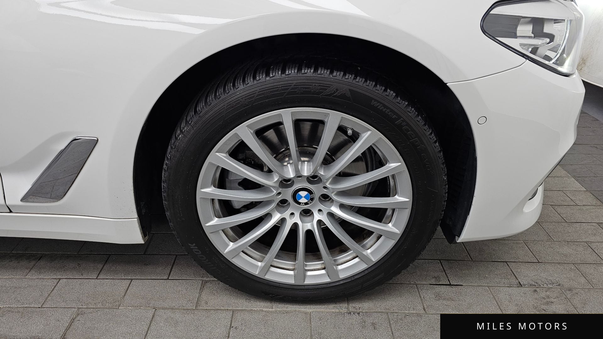 BMW 5 Series (G30) 2020 — миниатюра 5