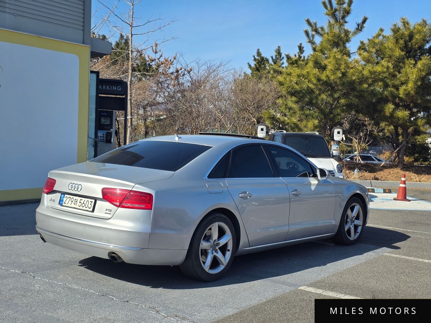 Audi A8 2011 — миниатюра 2