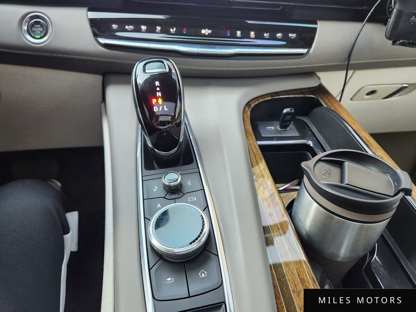 Cadillac Escalade 2023 — миниатюра 11