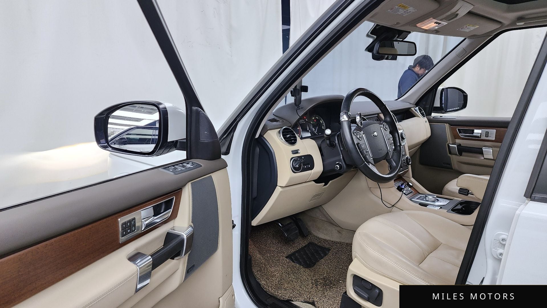 Land Rover Discovery 2016 — миниатюра 10