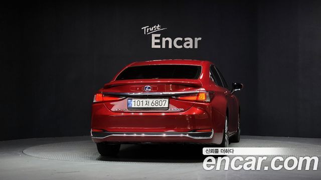 Лексус ES300h 2019 — миниатюра 4