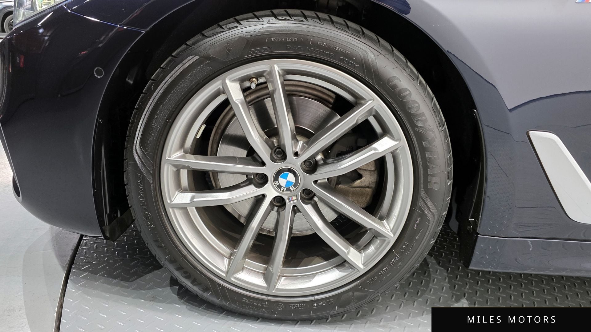 BMW 5 Series (G30) 2020 — миниатюра 5