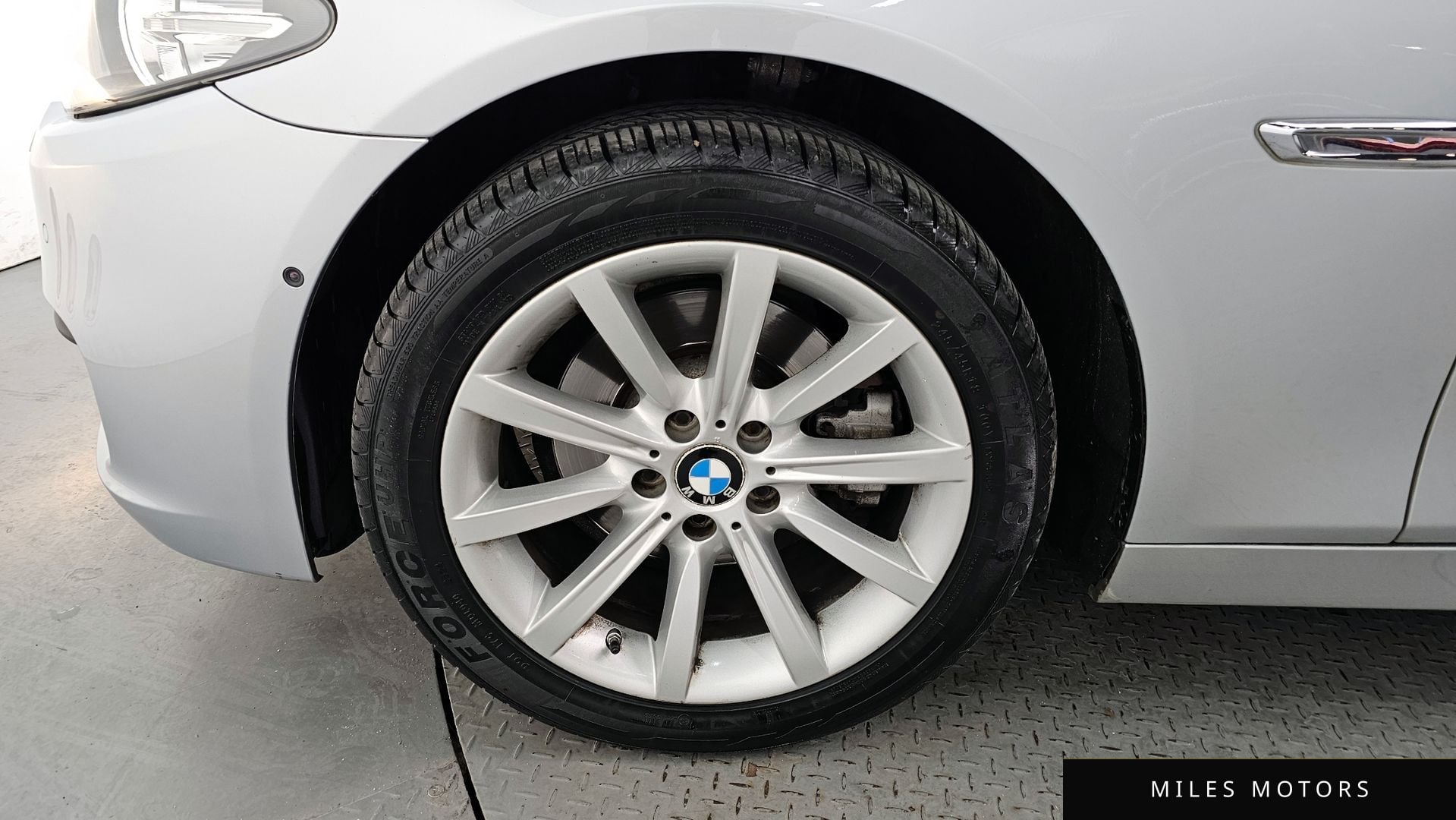 BMW 5 Series (F10) 2015 — миниатюра 5
