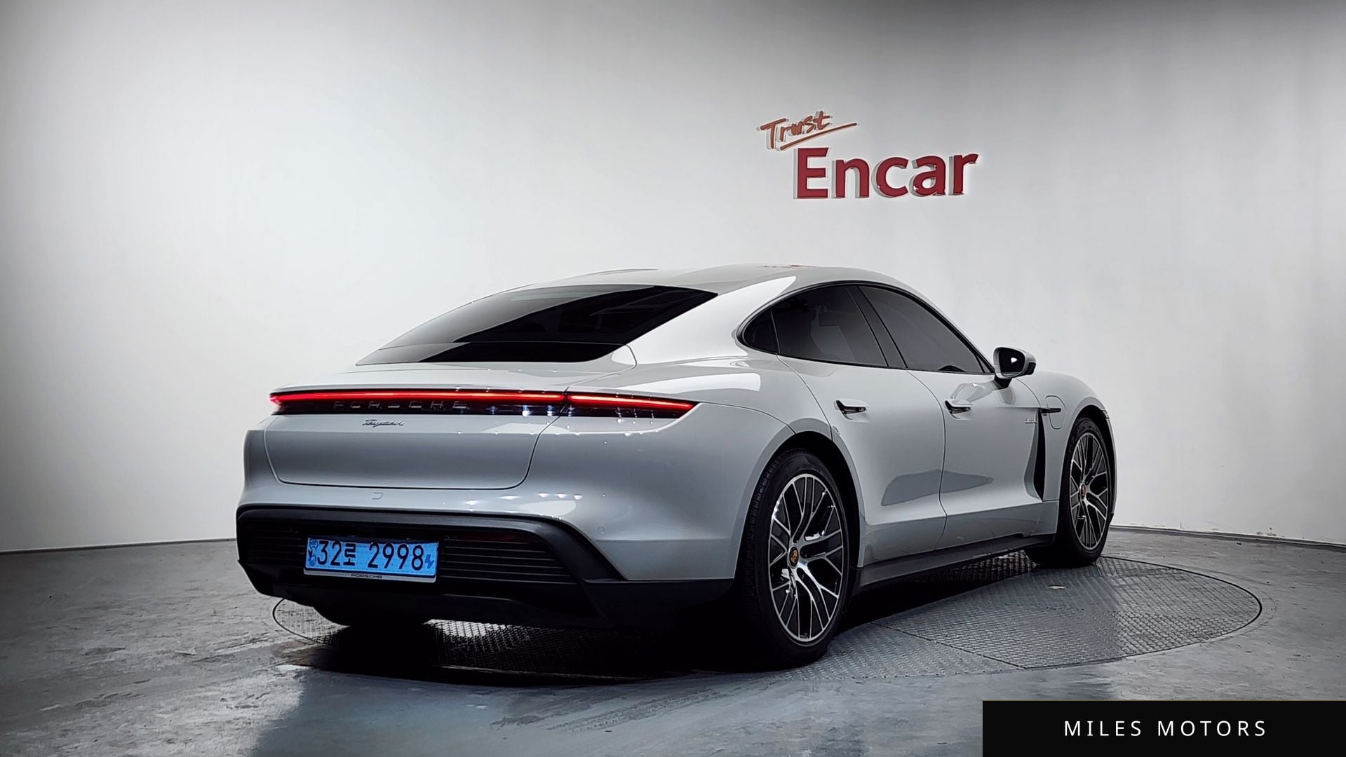 Porsche Taycan 2022 — миниатюра 2