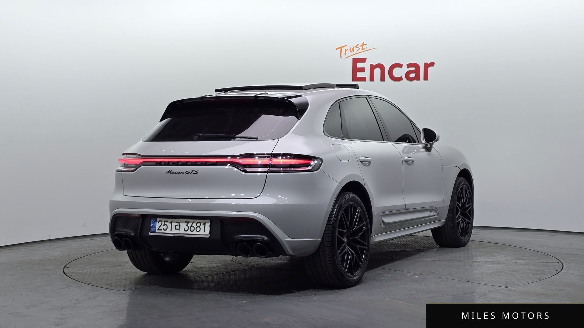 Porsche Macan 2022 — миниатюра 2