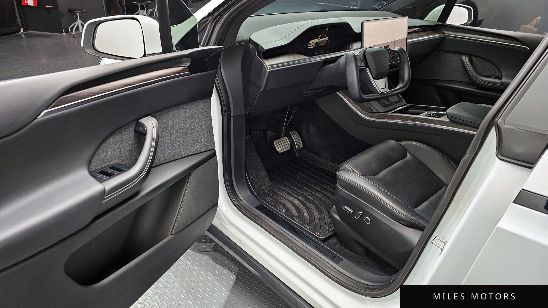 Tesla Model X 2023 — миниатюра 11