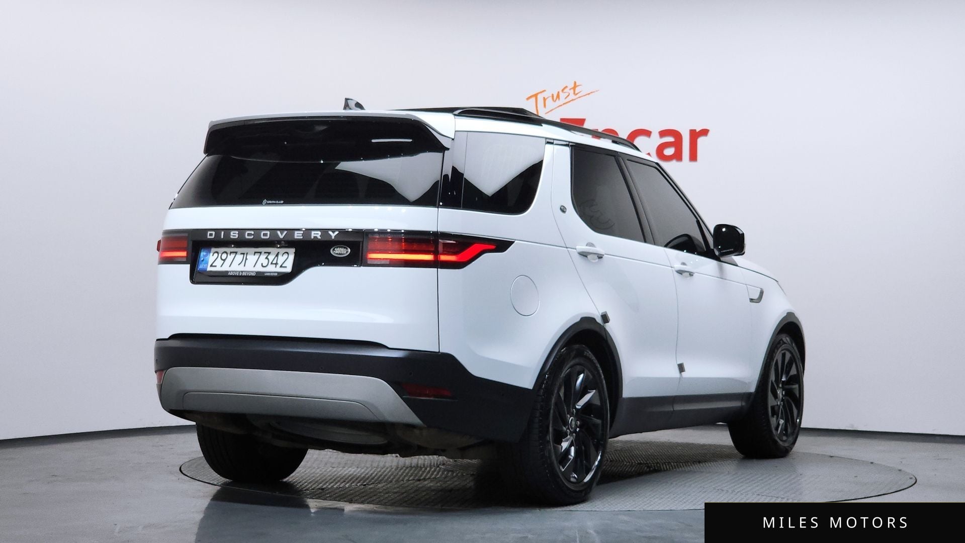 Land Rover Discovery 2023 — миниатюра 2