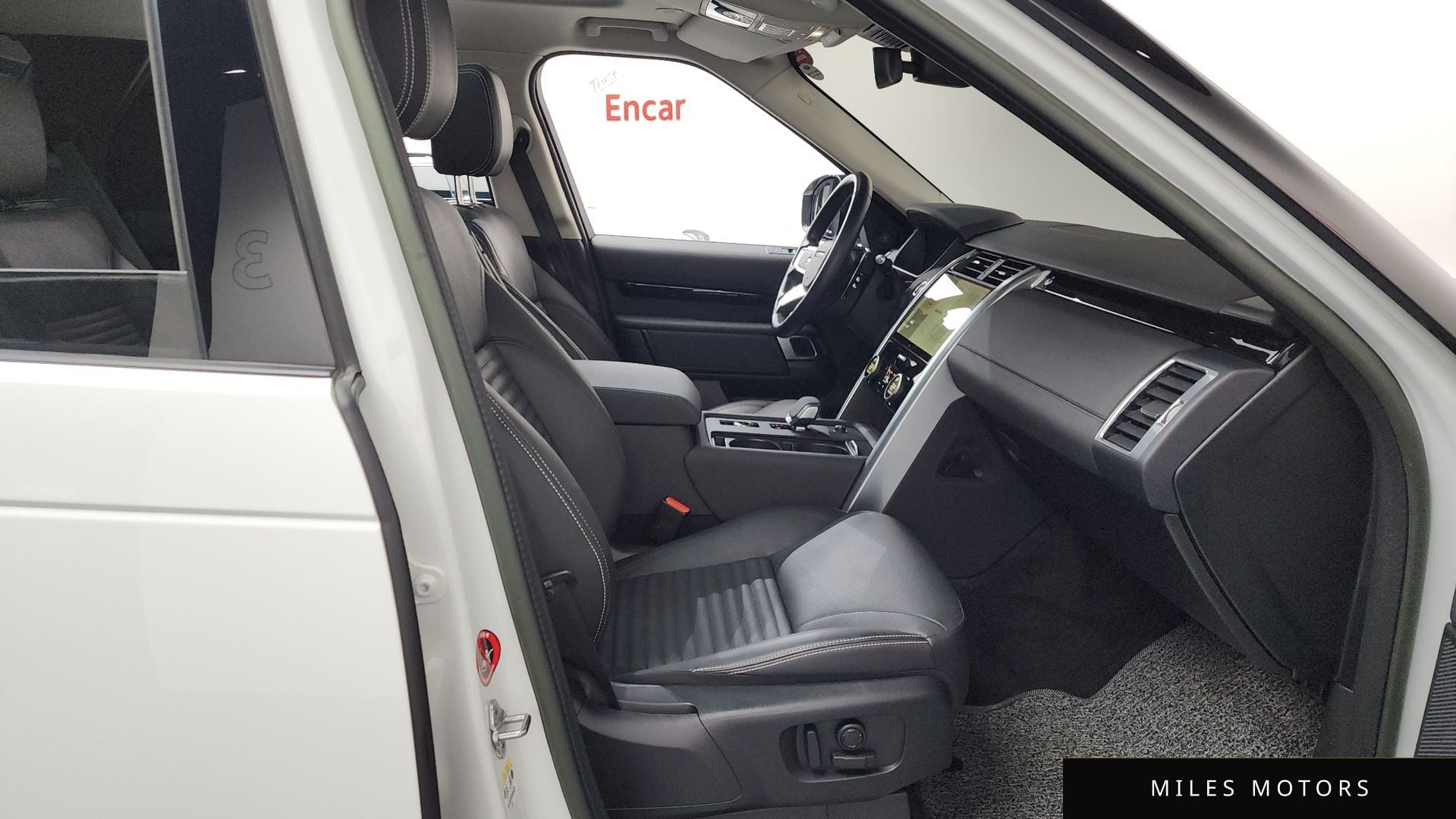 Land Rover Discovery 2023 — миниатюра 11