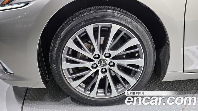 Лексус ES300h 2019 — миниатюра 5