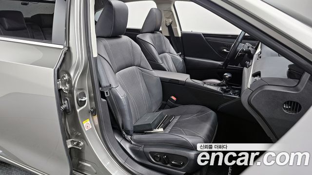 Лексус ES300h 2019 — миниатюра 10