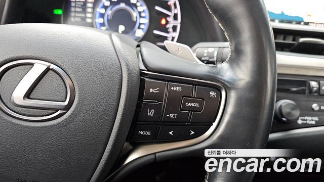 Лексус ES300h 2019 — миниатюра 18