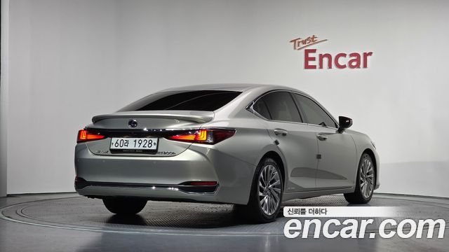 Лексус ES300h 2019 — миниатюра 2