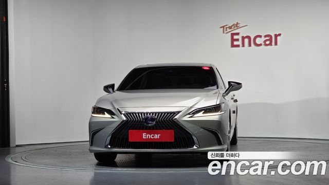 Лексус ES300h 2019 — миниатюра 3