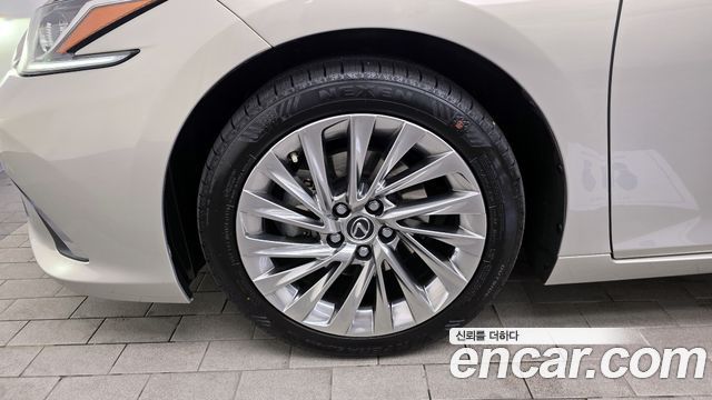 Лексус ES300h 2019 — миниатюра 5