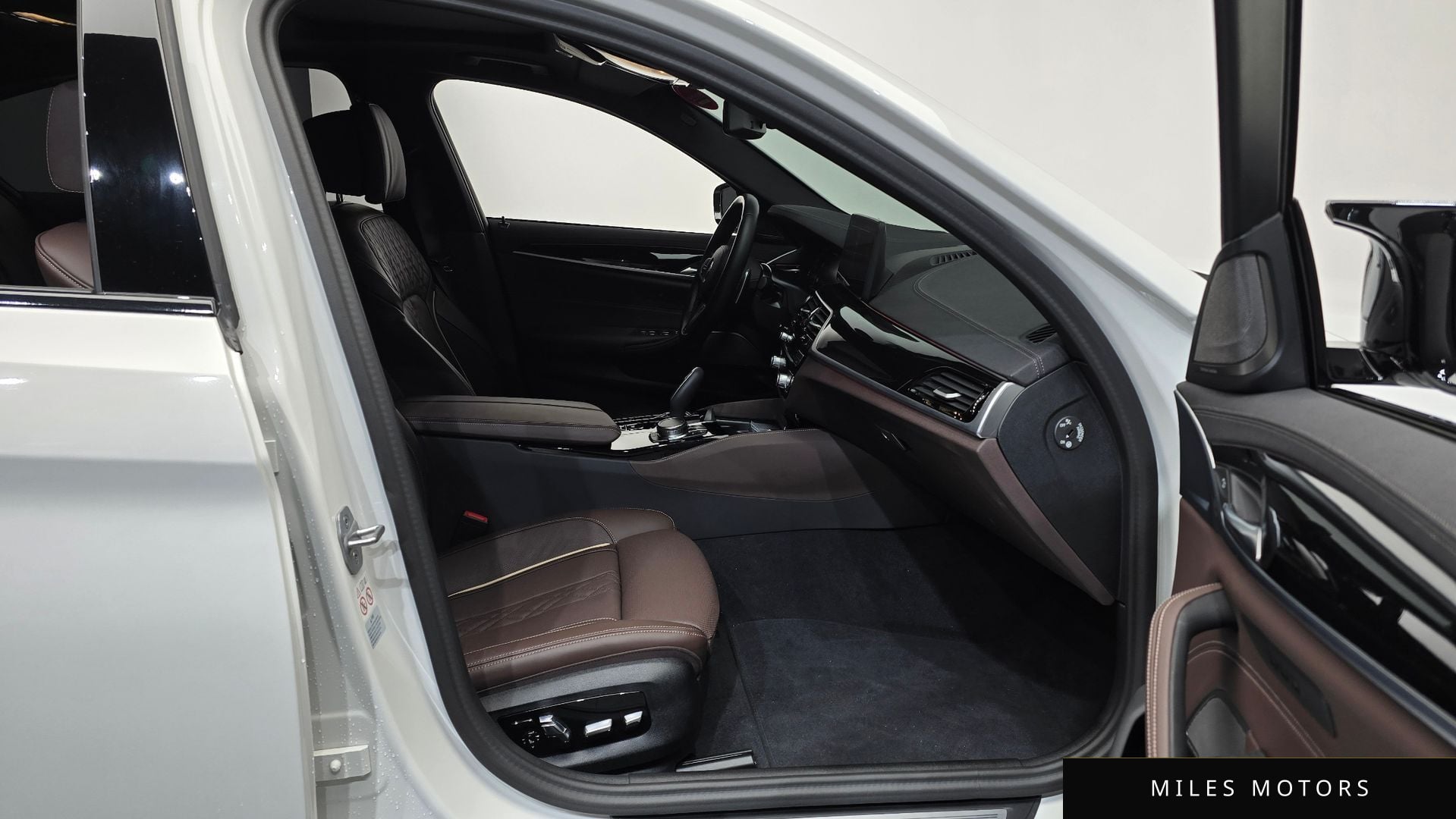 BMW 5 Series (G30) 2023 — миниатюра 11