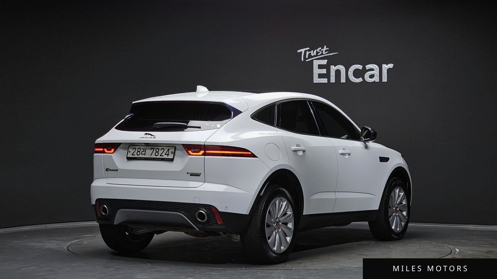 Jaguar E-PACE 2018 — миниатюра 2