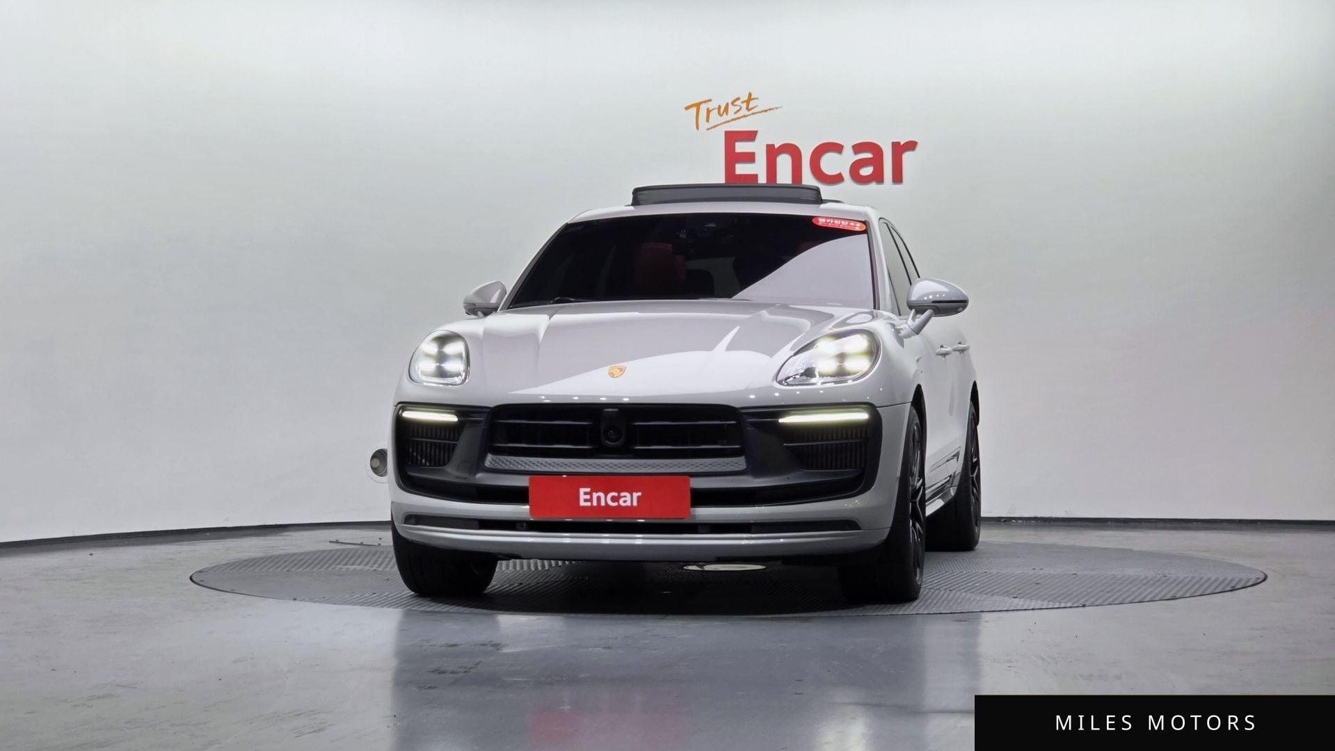 Porsche Macan 2023 — миниатюра 2