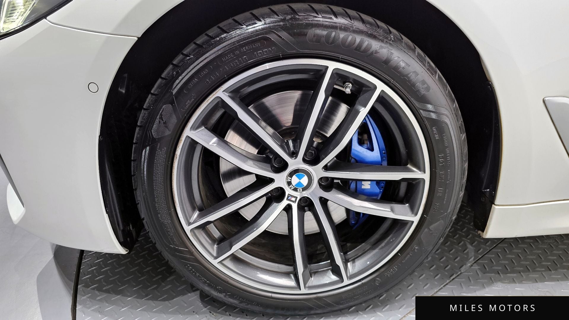 BMW 5 Series (G30) 2023 — миниатюра 5