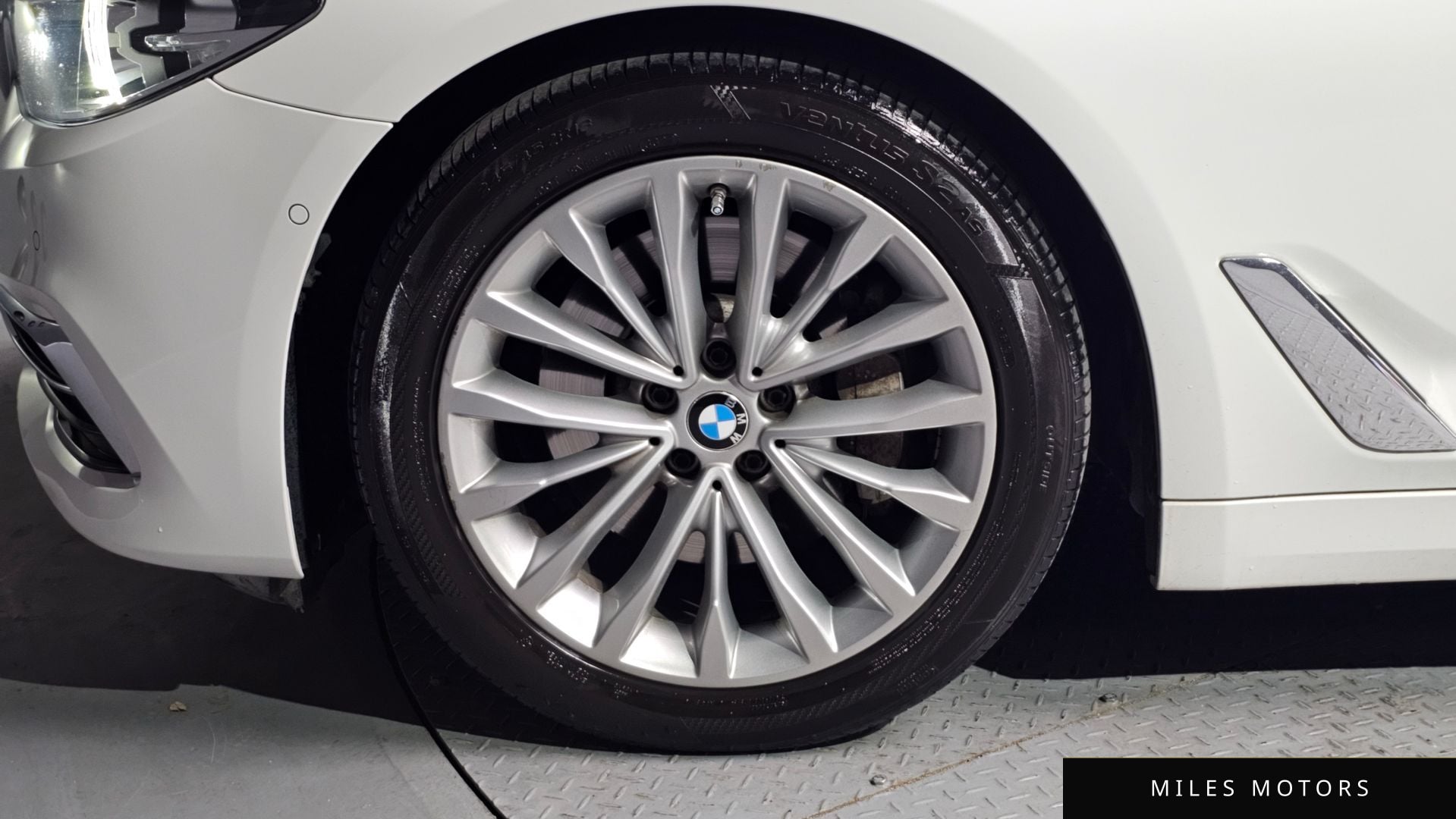 BMW 5 Series (G30) 2019 — миниатюра 5