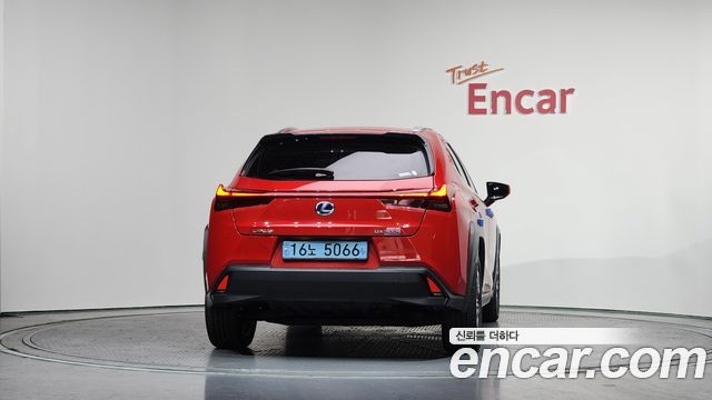 Лексус UX300e 2022 — миниатюра 3