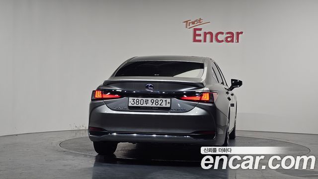 Лексус ES300h 2021 — миниатюра 4