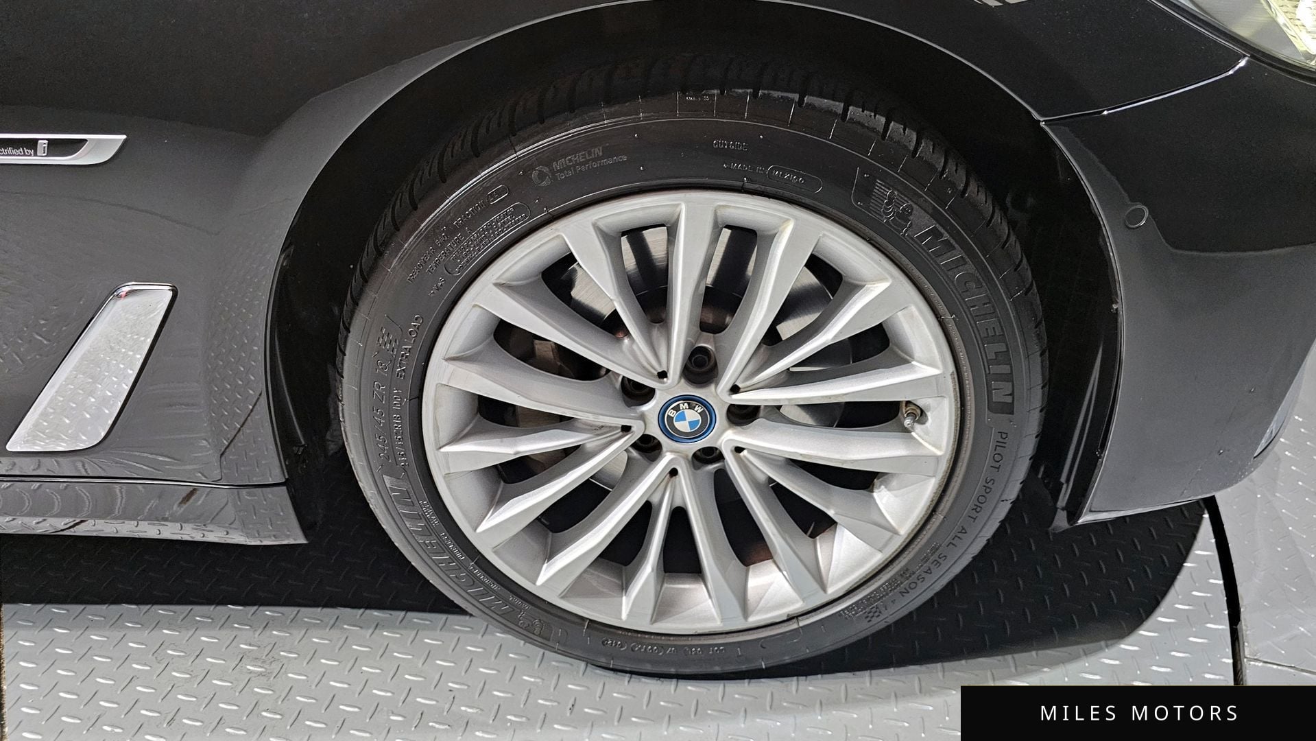 BMW 5 Series (G30) 2022 — миниатюра 5
