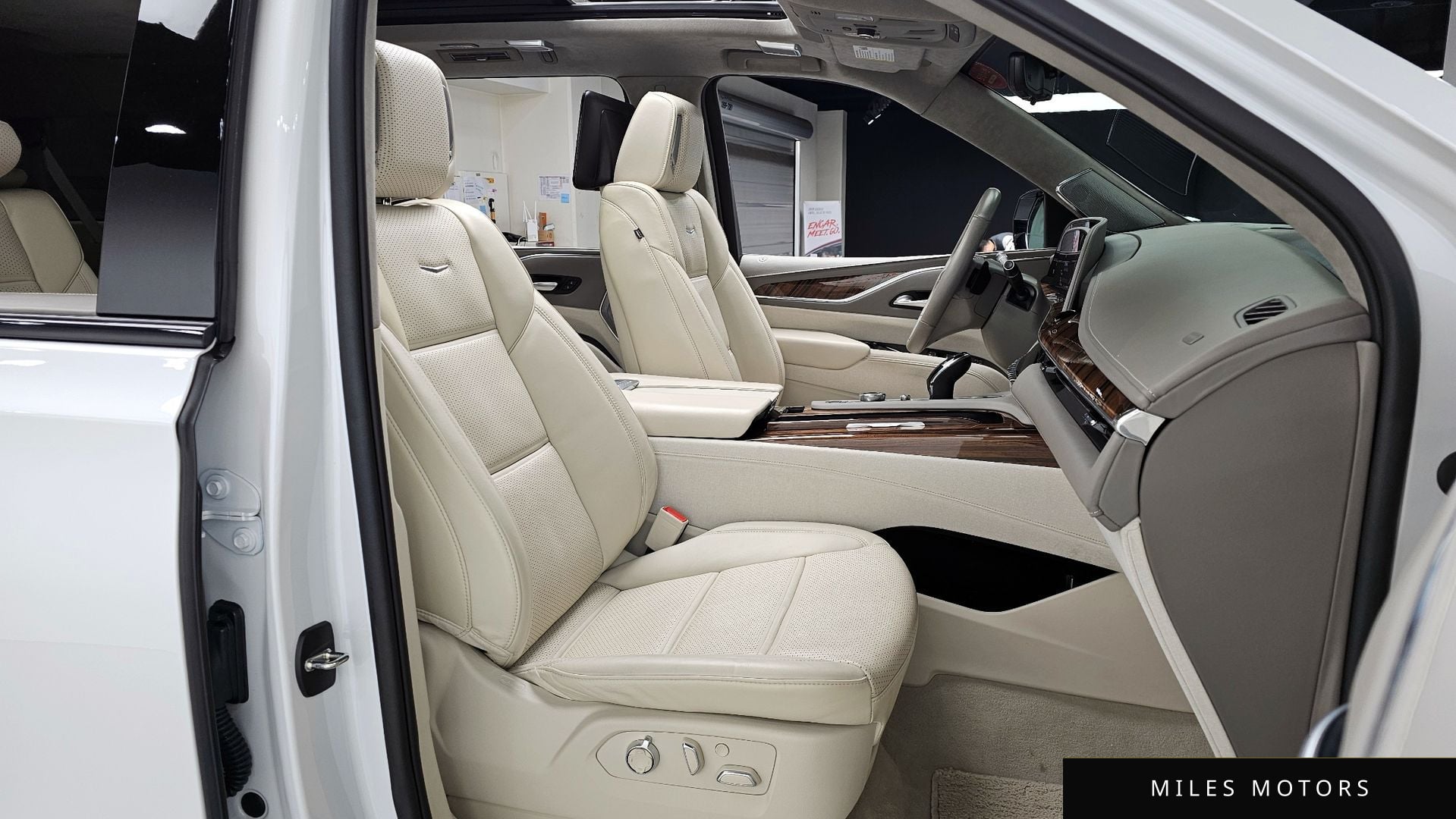 Cadillac Escalade 2023 — миниатюра 10
