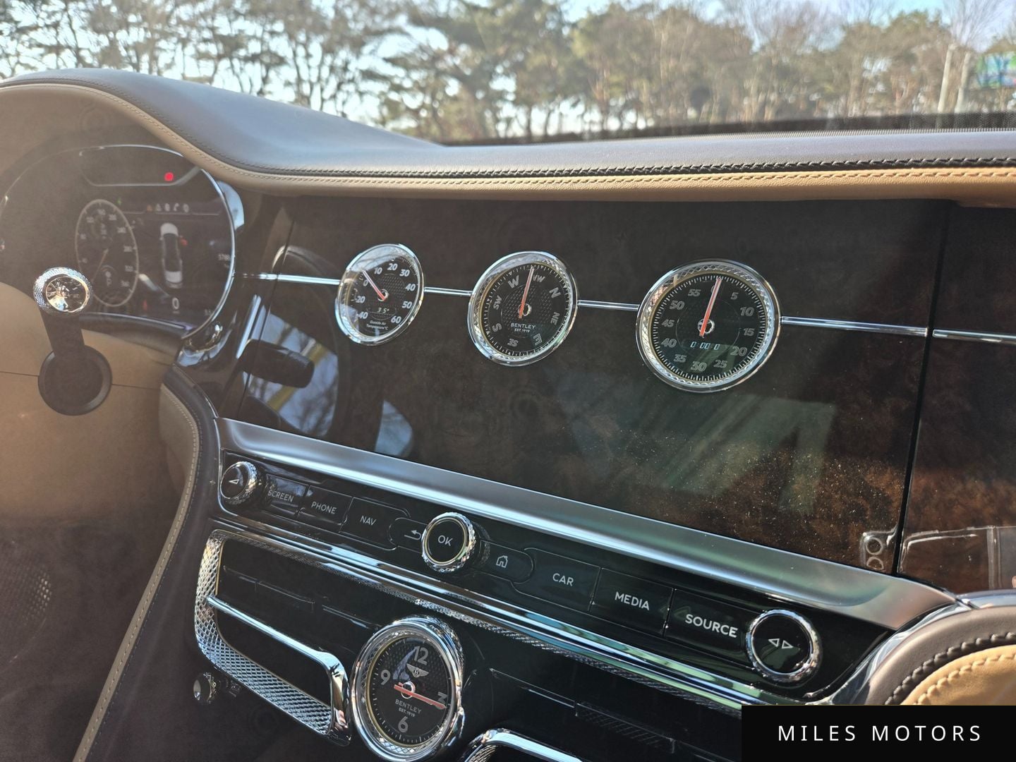 Bentley Flying Spur 2022 — миниатюра 11
