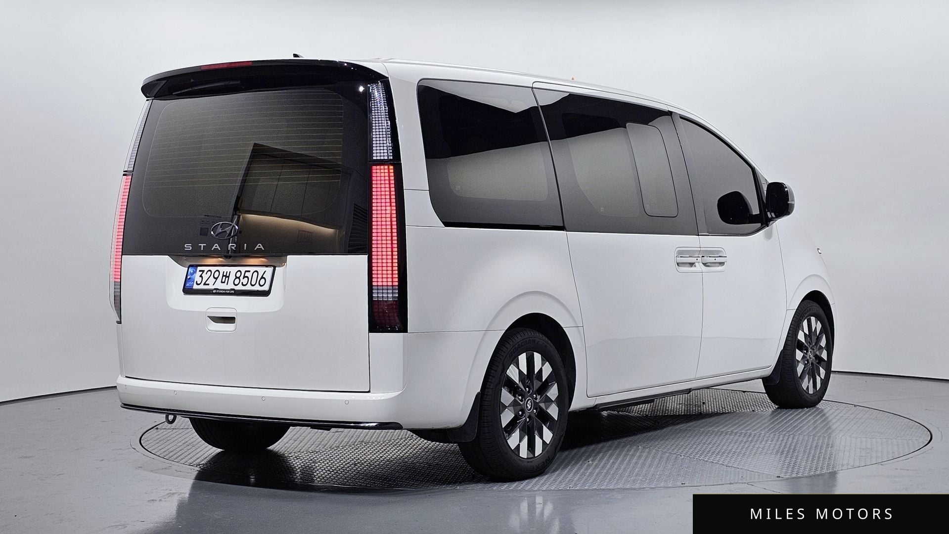 Hyundai Staria 2023 — миниатюра 2