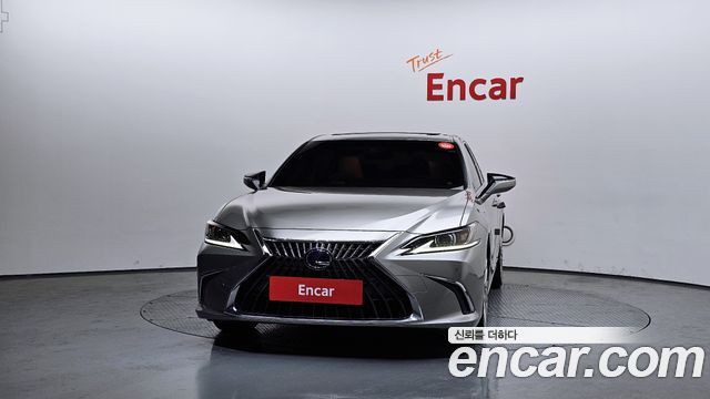 Лексус ES300h 2022 — миниатюра 3