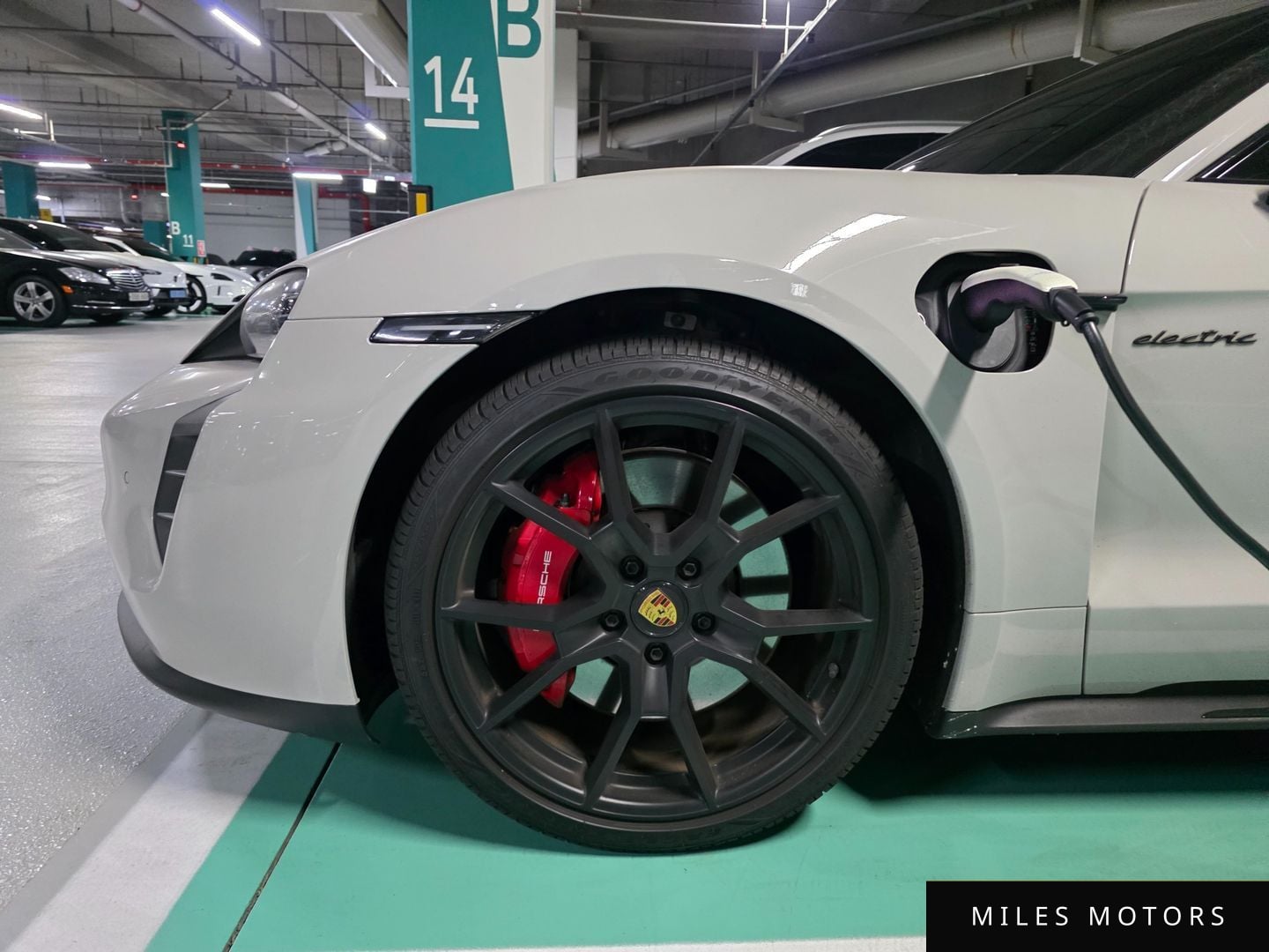 Porsche Taycan 2023 — миниатюра 5