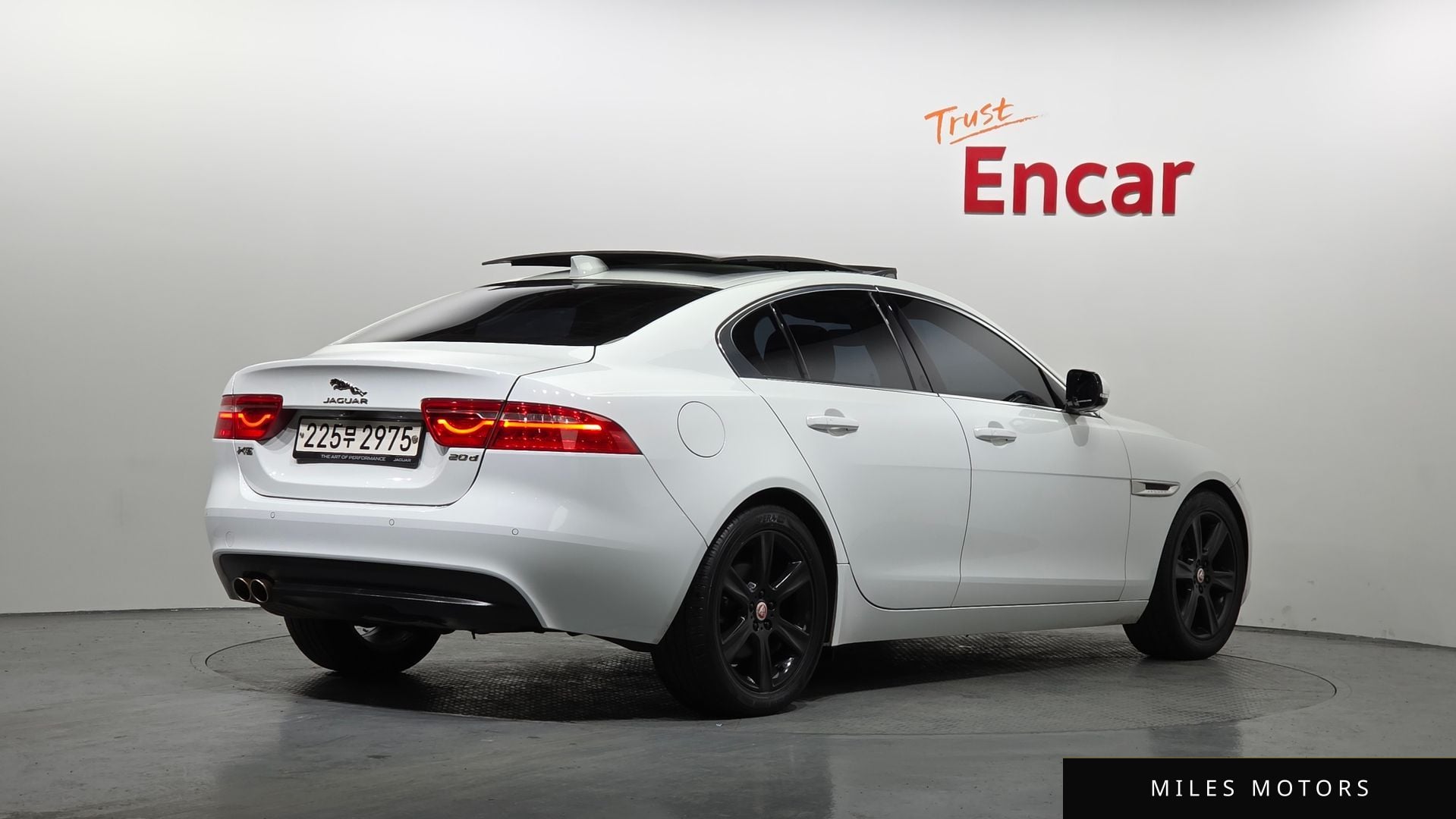 Jaguar XE 2019 — миниатюра 2