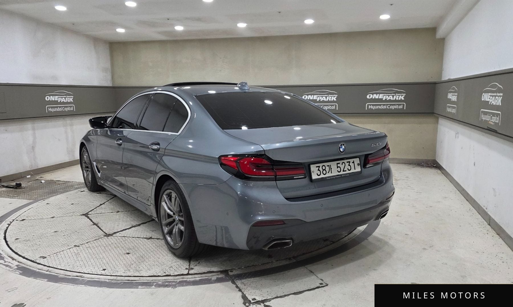 BMW 5 Series (G30) 2018 — миниатюра 3
