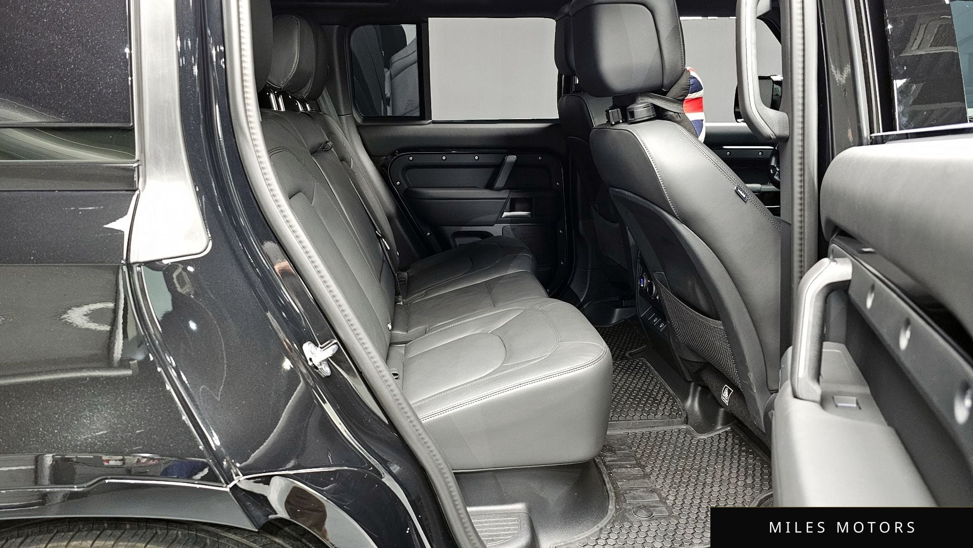 Land Rover Defender 2025 — миниатюра 12