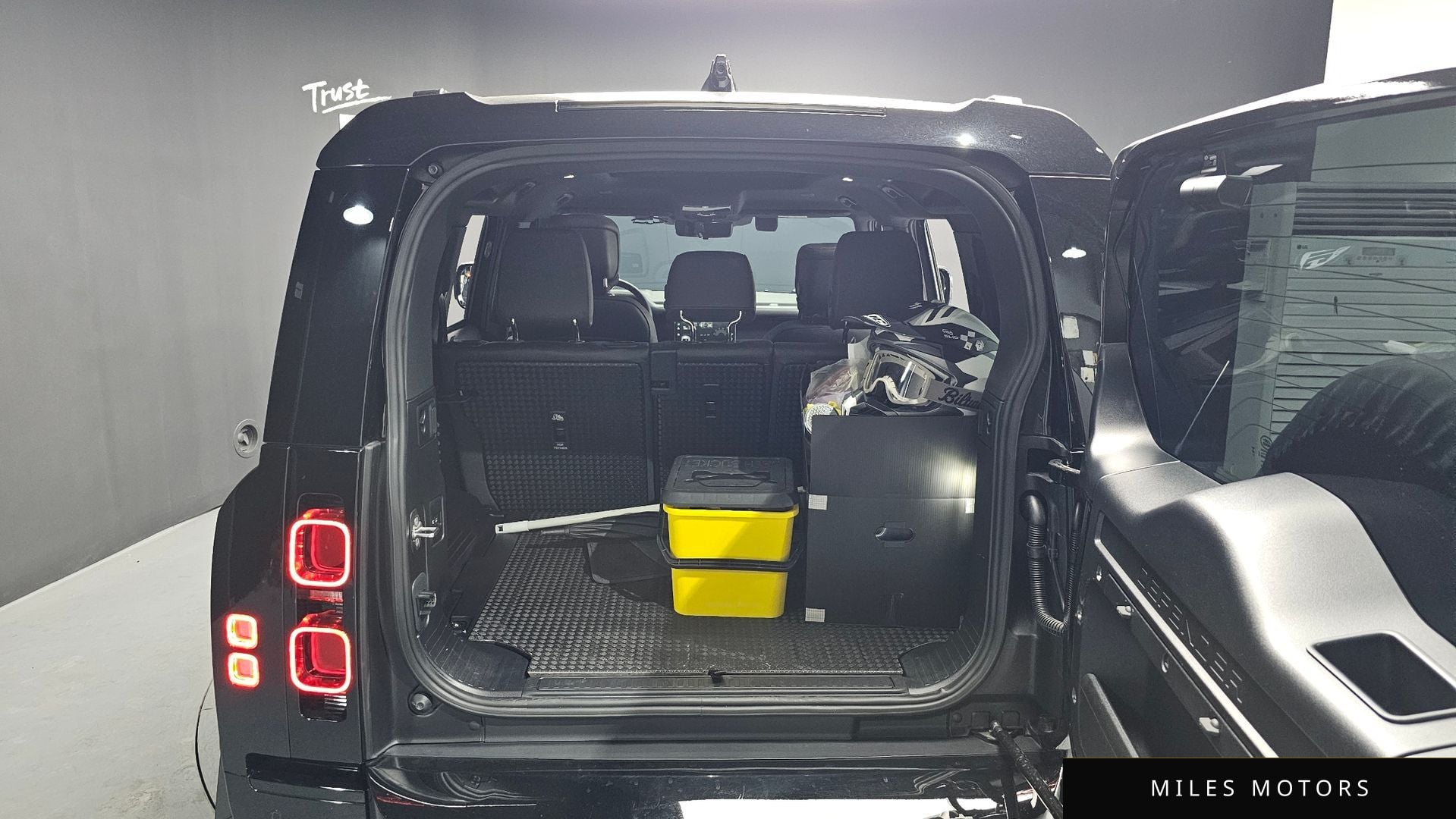 Land Rover Defender 2025 — миниатюра 20