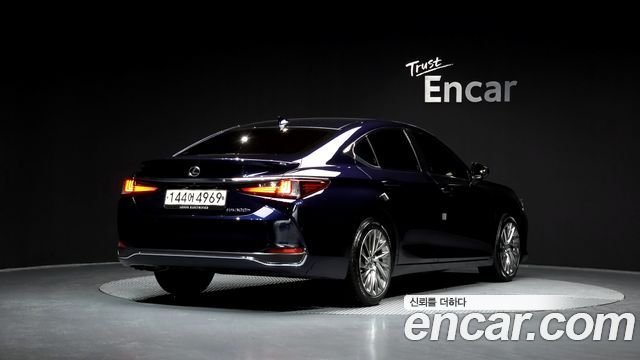Лексус ES300h 2023 — миниатюра 2