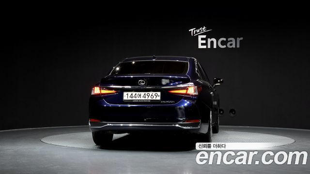 Лексус ES300h 2023 — миниатюра 4