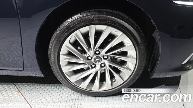 Лексус ES300h 2023 — миниатюра 5