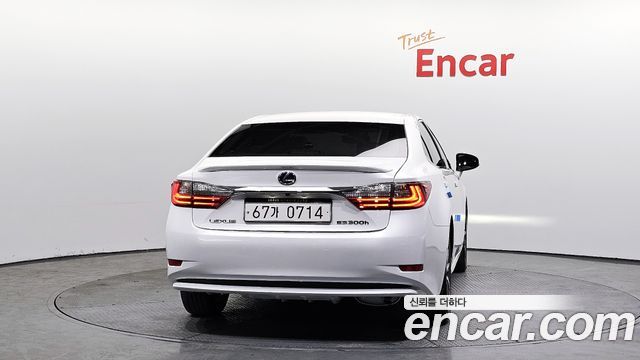 Лексус ES300h 2016 — миниатюра 4