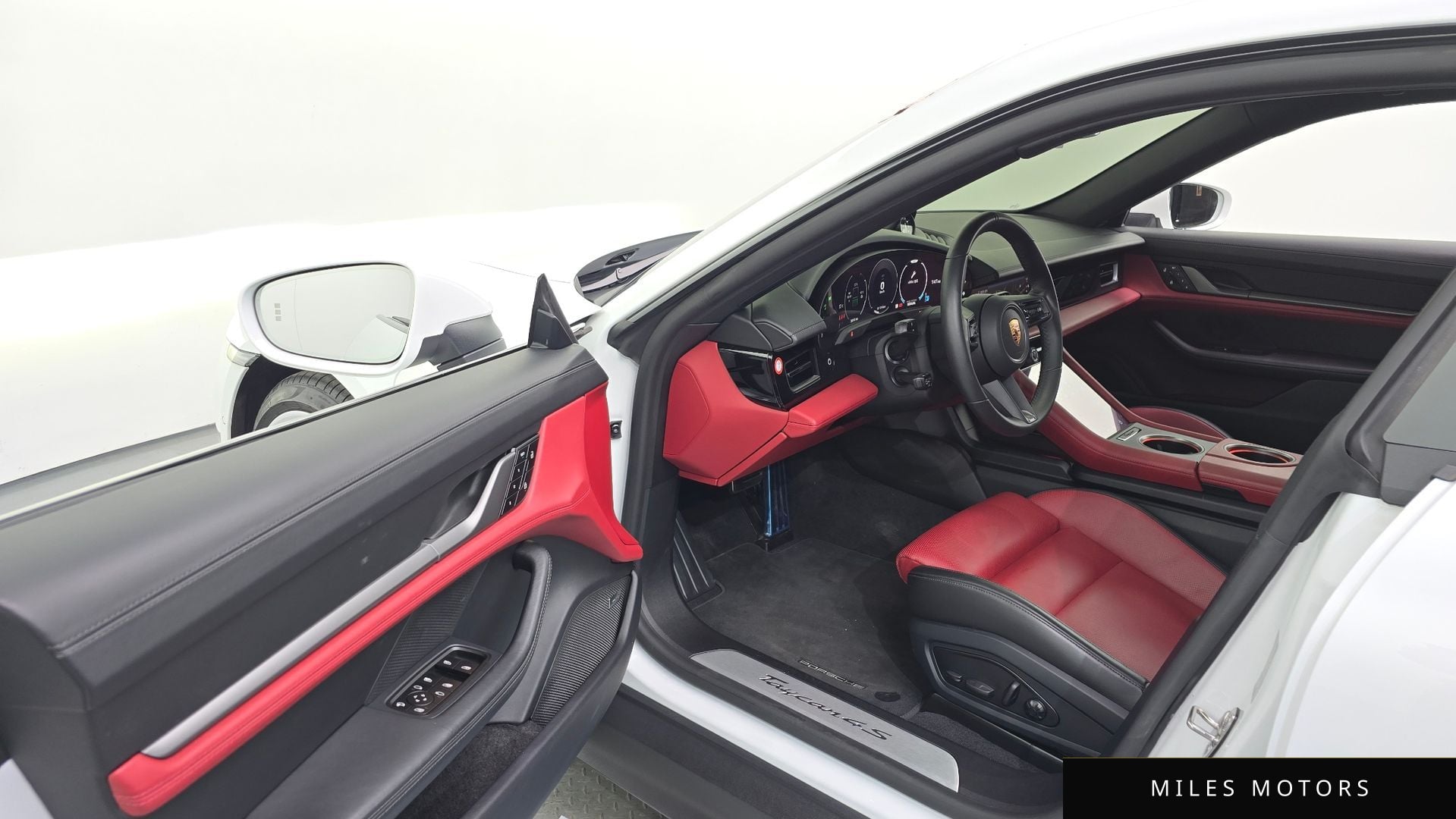 Porsche Taycan 2025 — миниатюра 10