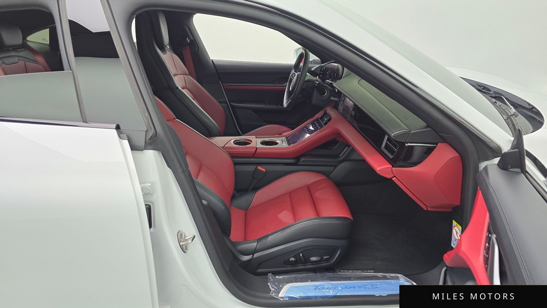 Porsche Taycan 2025 — миниатюра 11