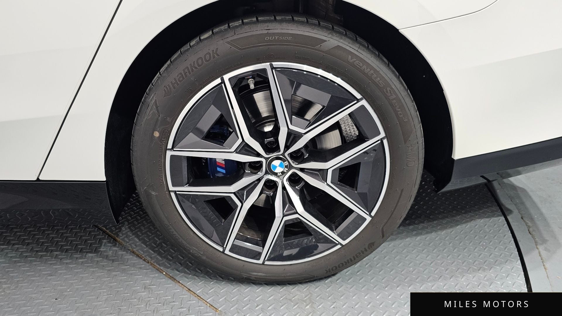 BMW 5 Series (G60) 2025 — миниатюра 5