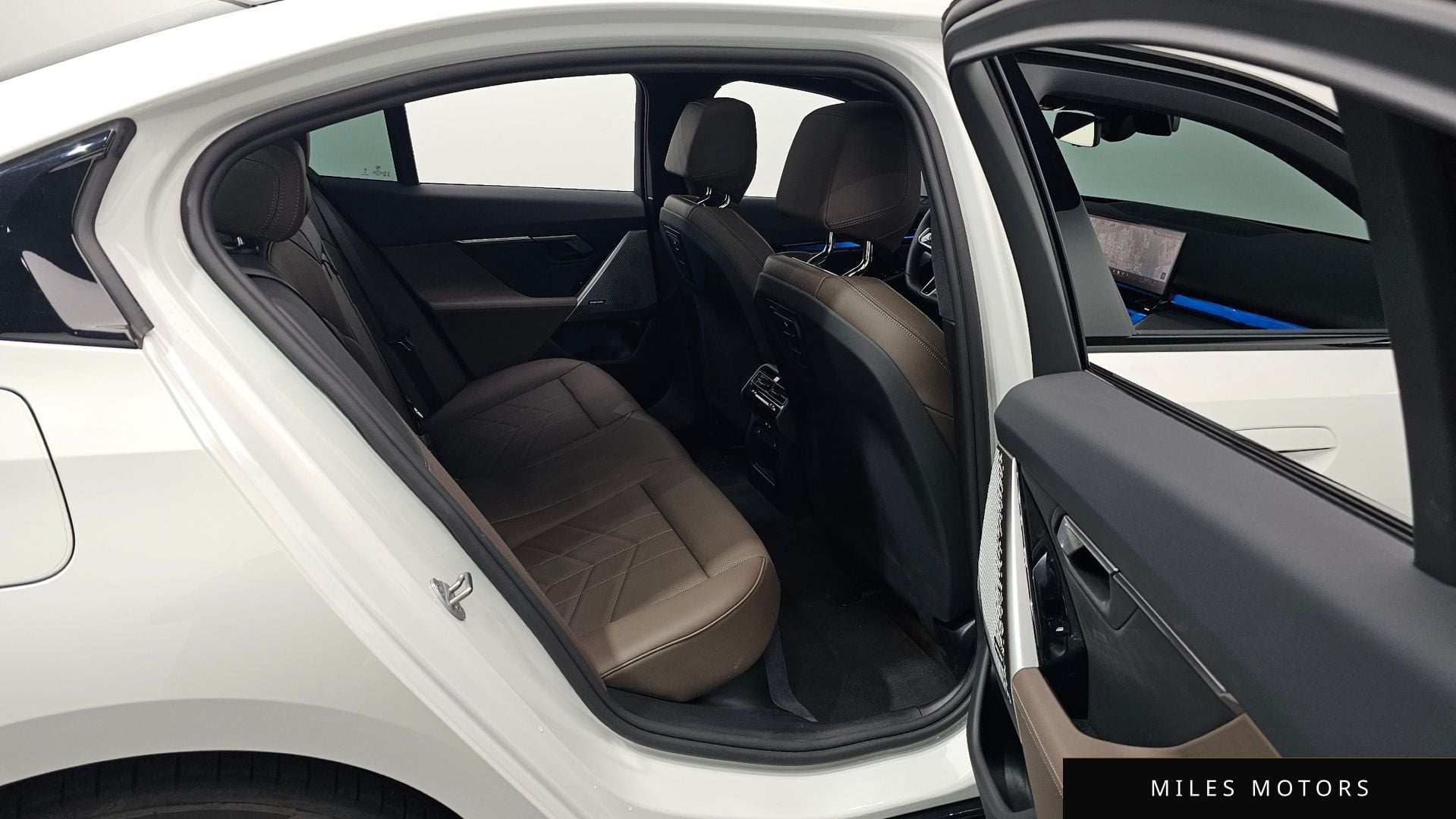 BMW 5 Series (G60) 2025 — миниатюра 11