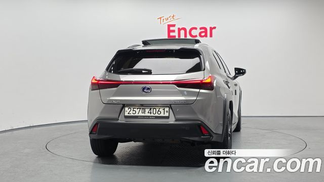 Лексус UX250h 2021 — миниатюра 4