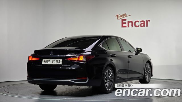 Лексус ES300h 2019 — миниатюра 2